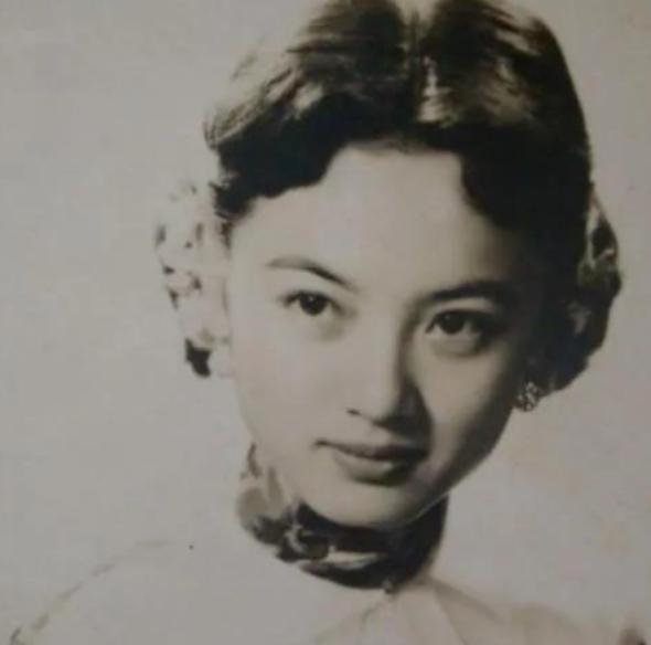 1935年，一个妓女扯着张伯驹的衣角请求道：“带我走吧！我还是处女！”张伯驹于心