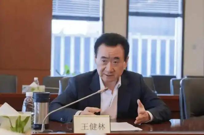 回想2015年，万达院线刚上市那会儿，市值一路狂飙到1500亿。那时候的王健