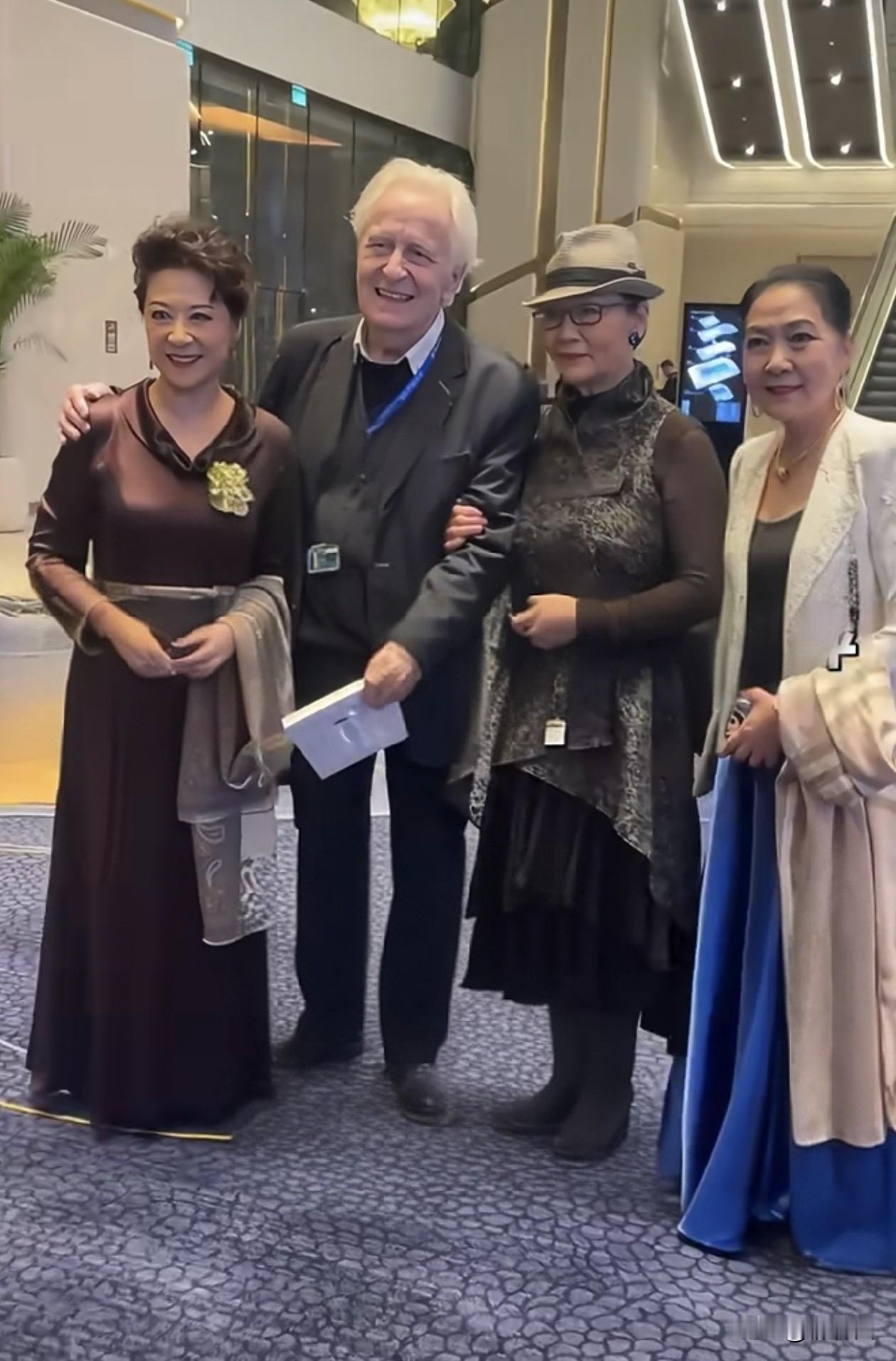 洋老外“艳福不浅”右手搭着王馥荔的肩膀，左手被潘虹挎着”。此人不是别人，正是