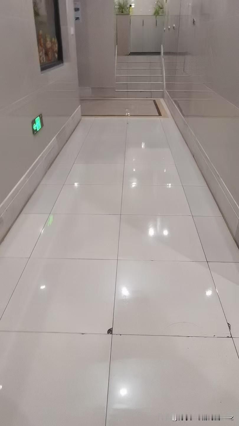 今天是金碧物业走后的第84天。你能想到吗？我们这栋楼的一位业主，早晨五点多钟