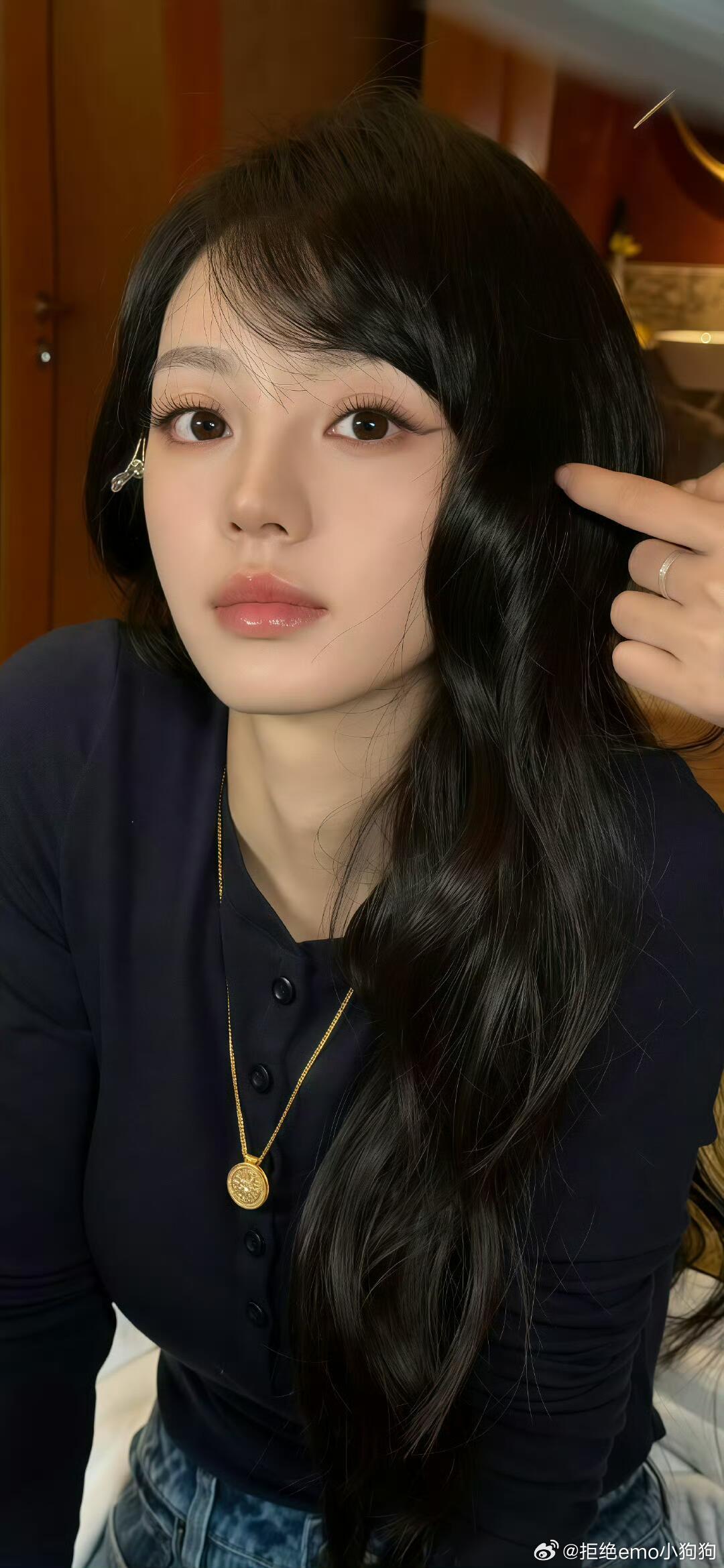 差点没认出这是田曦薇刷到图反复确认好几遍，风格转变好大，美艳大气，韩系爱豆感扑面