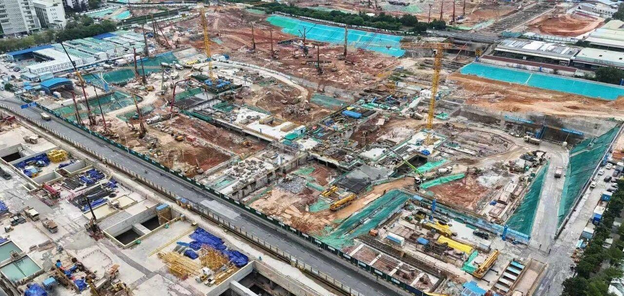 近日，西丽综合交通枢纽桩基施工全面完工，标志着这一总投资371亿元的超级工程正式