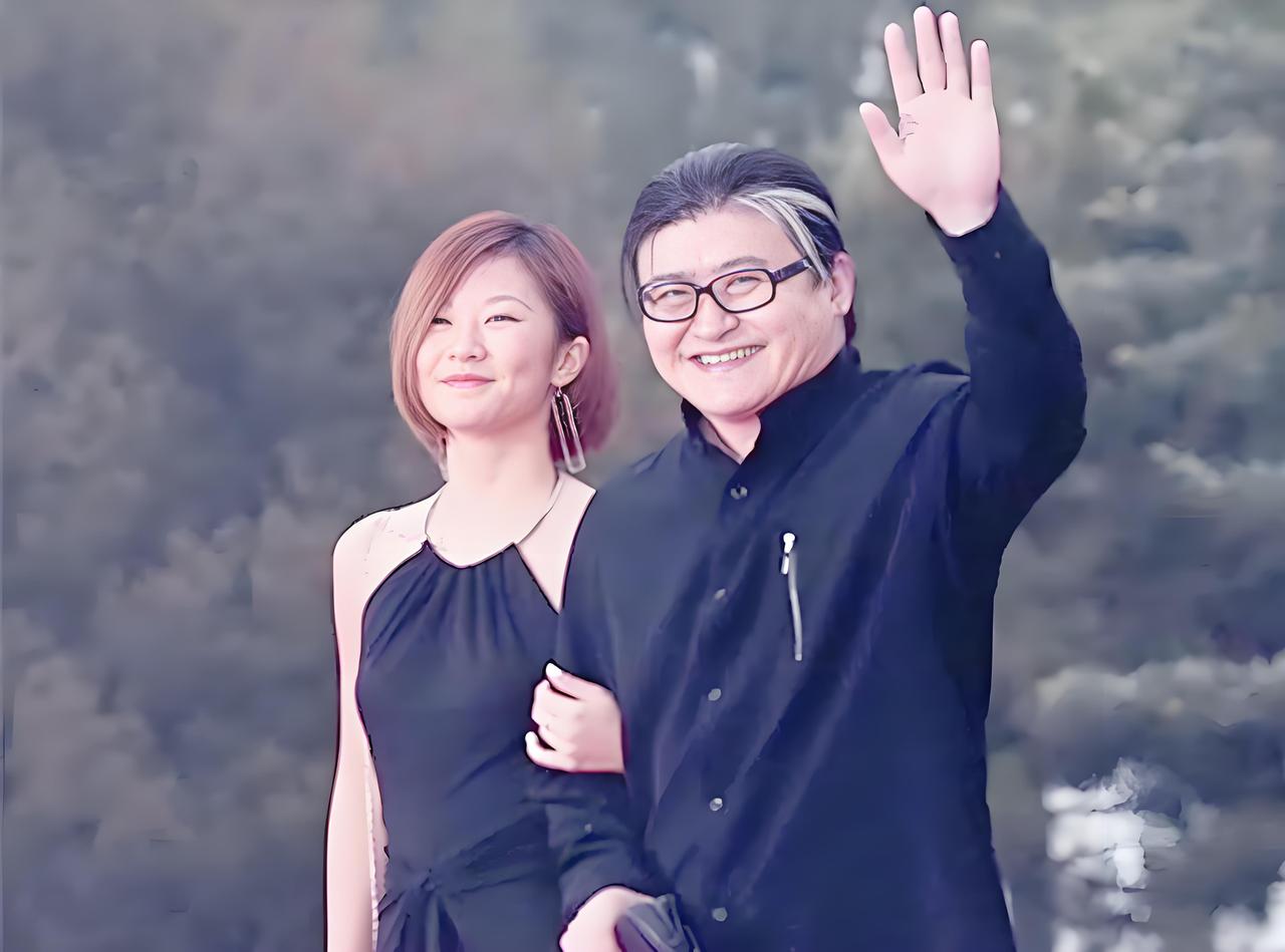 嫁给一个“神”一样的男人，是幸福还是辛苦？卢璐说，她有时候怀疑自己对刘欢是不是