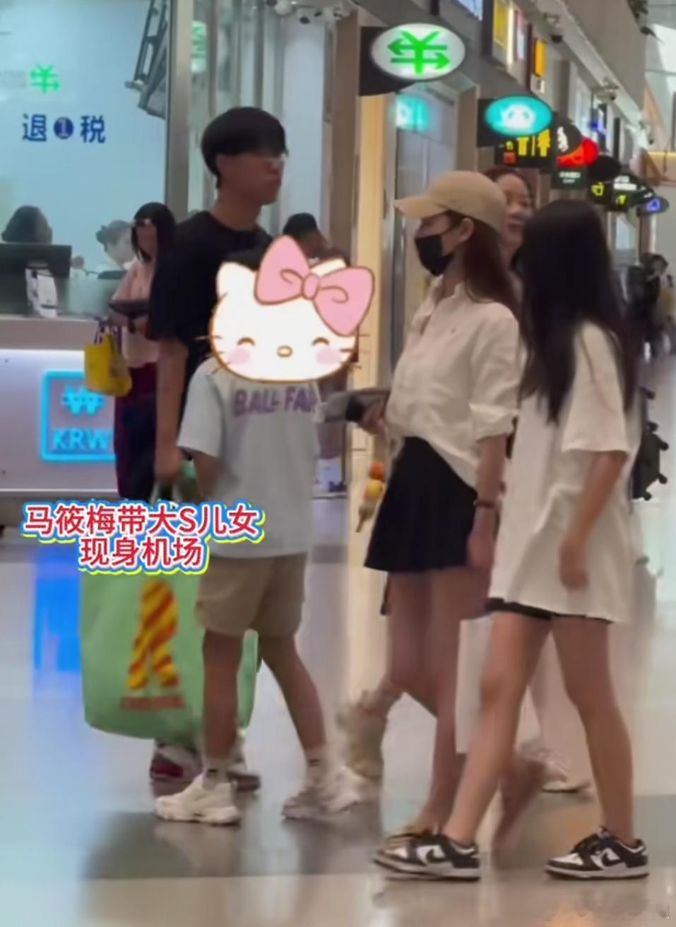 小玥儿太像大S了，背影简直一模一样！