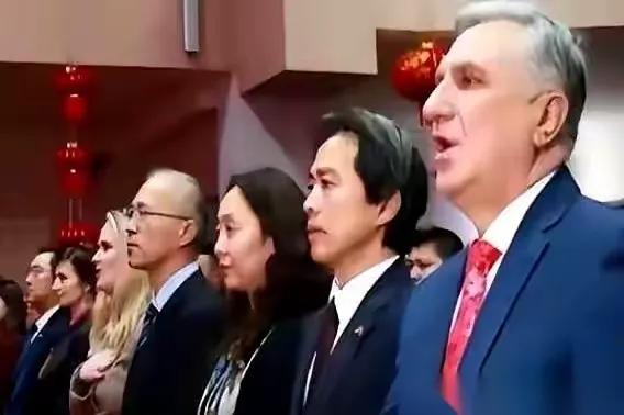 人家拖家带口来了，第一件事，不是要钱要房。是跟我们提，想恢复党员身份，过组织