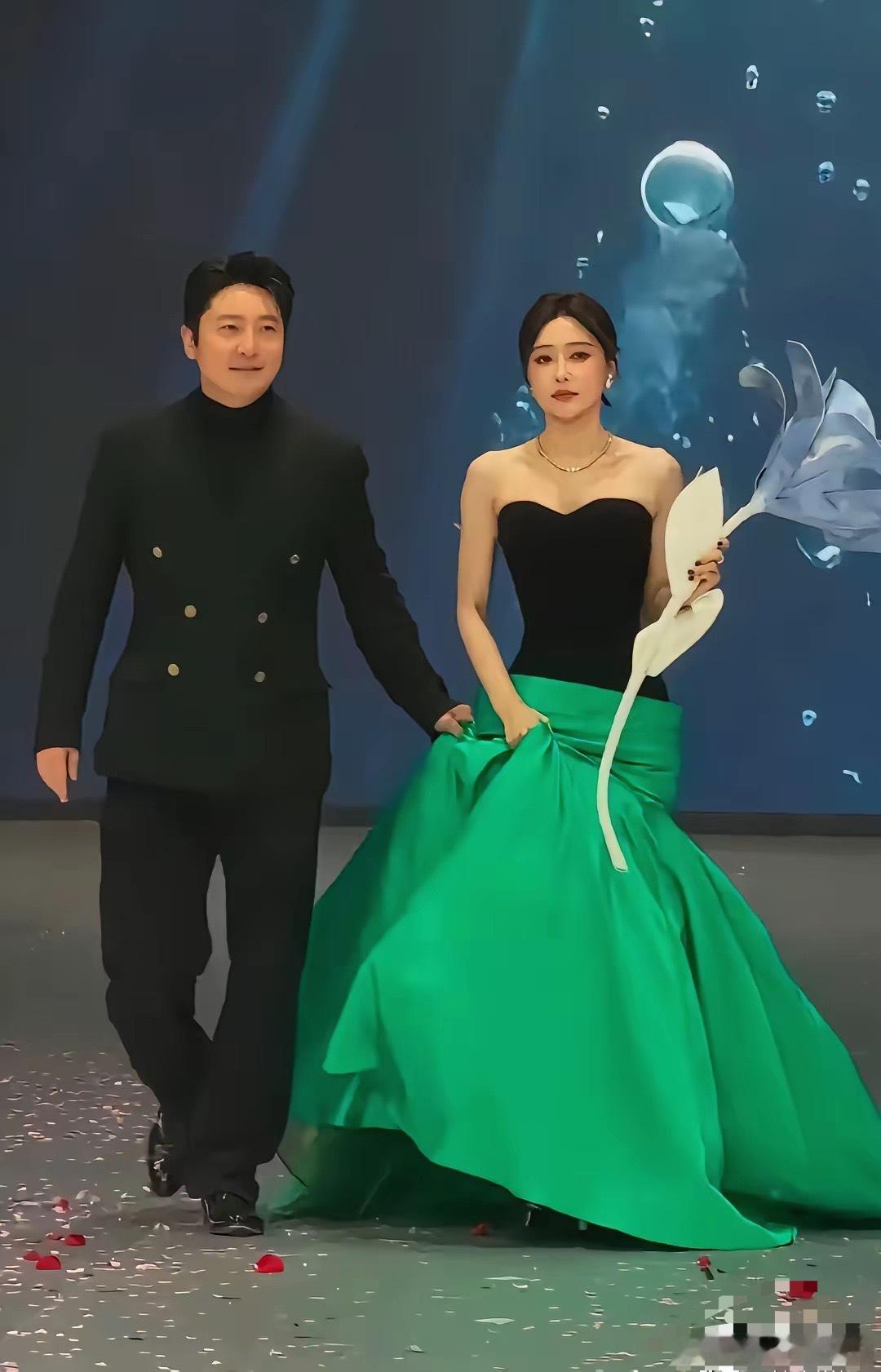 郭京飞要不你还是退圈吧尖叫之夜上，两次登上热搜，不是因为作品，而是给女演员提裙子