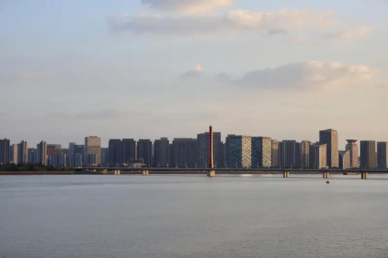 杭州有没有竞争一线城市的潜力?杭州还真有竞争一线城市的潜力。从土地市场看，20