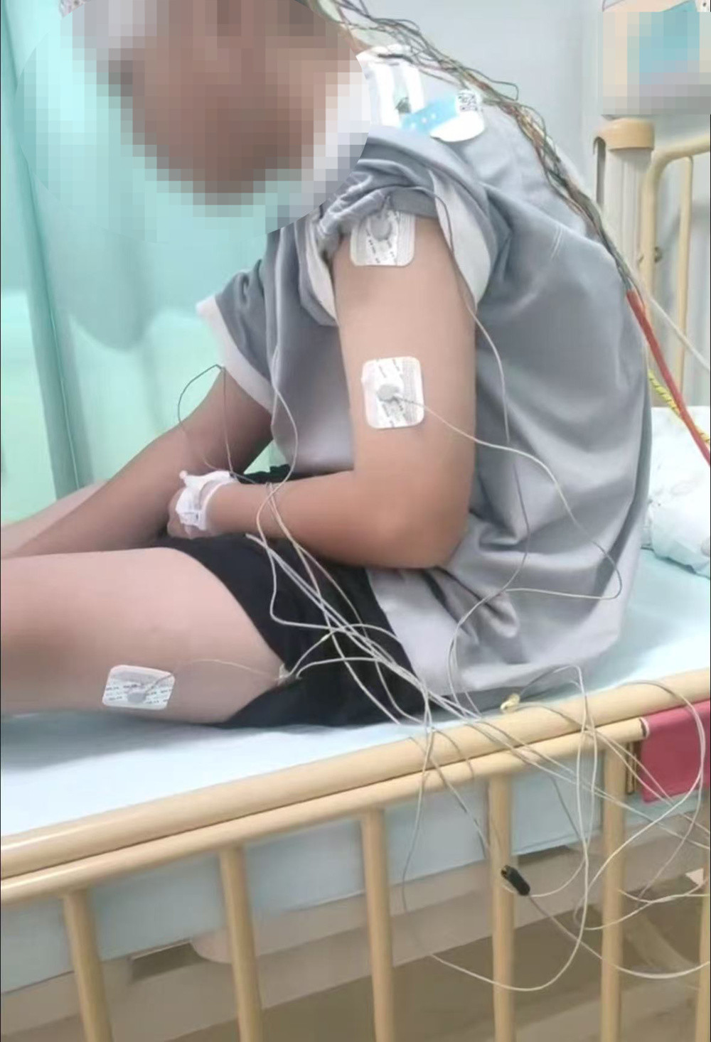 云南昭通一小学多名学生反复头晕呕吐等症状1月余: 病因未明, 当地正处理