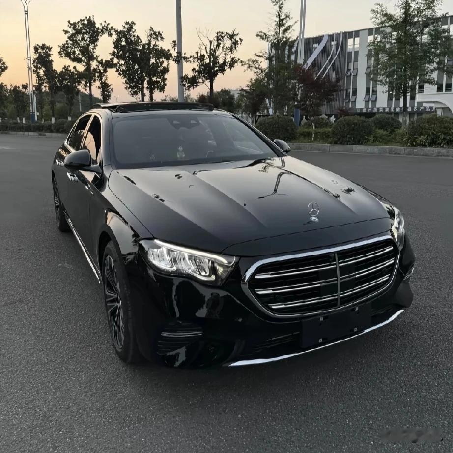 有人问我，都2026年了，花四五十万买奔驰E300还有没有排面？我直接说了句
