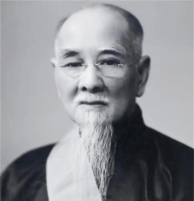 🌞1943年，国民政府主席林森，意外遭遇车祸，不久离开人世，蒋介石叫来戴笠