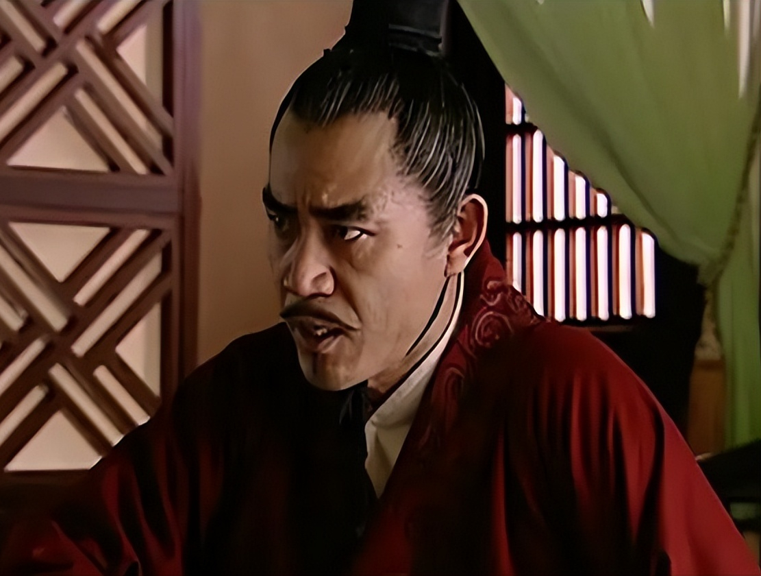 公元前88年，22岁的钩弋夫人刚刚侍寝完70岁的汉武帝。汉武帝突然变脸，下令：“