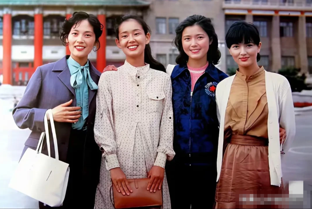 这张40年前老照片，将四位影坛人物的风釆定格。右一姜黎黎气质超凡，中间两位是日本