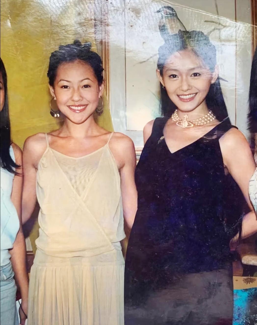 还没结婚时的大S，笑起来眼里真的有光，亮晶晶的，甚至比一旁的小S眼神还要明亮。那