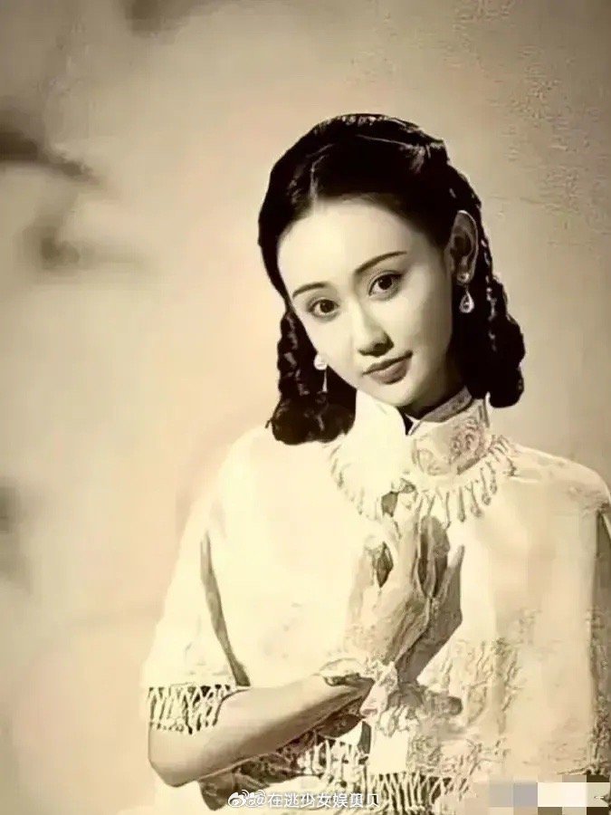 原来吴彦姝不是老了才优雅，她年轻的时候就是优雅的代名词了