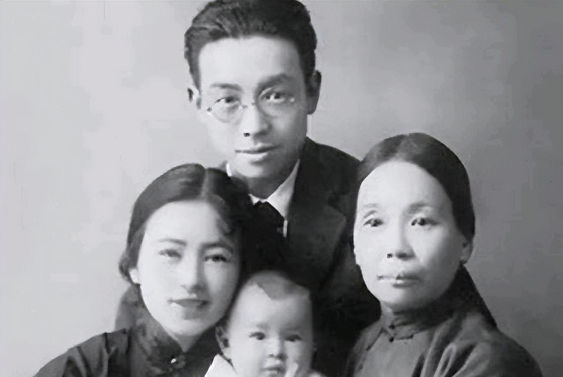 1903年，30岁的梁启超望着眼前17岁的丫鬟王桂荃，额角还沾着方才行房