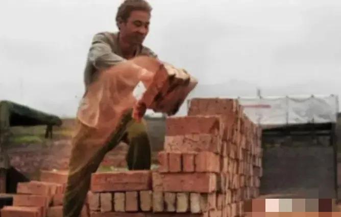 1971年，成都公安局接到举报，说有个叫周春银的搬砖工自称是神枪手，且现场拿出真