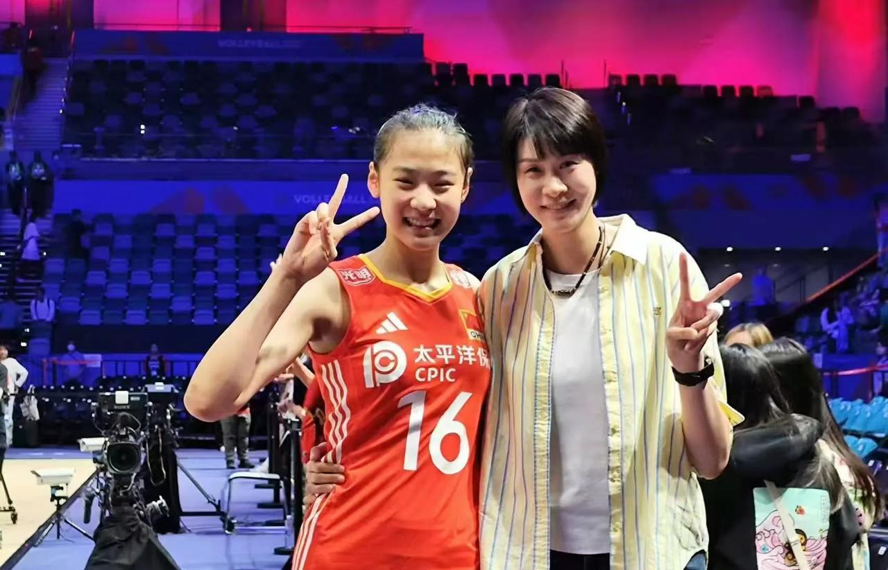 赵蕊蕊与“小赵蕊蕊”首次同框！作为中国女排“黄金一代”的领军人物，赵蕊蕊也前往香