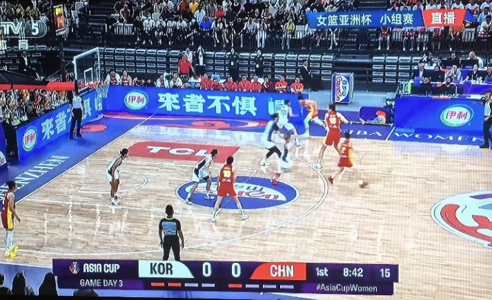 直播女篮亚洲杯小组赛第2场中国队与韩国队的比赛。第1节比赛开始，韩国队的防守非常