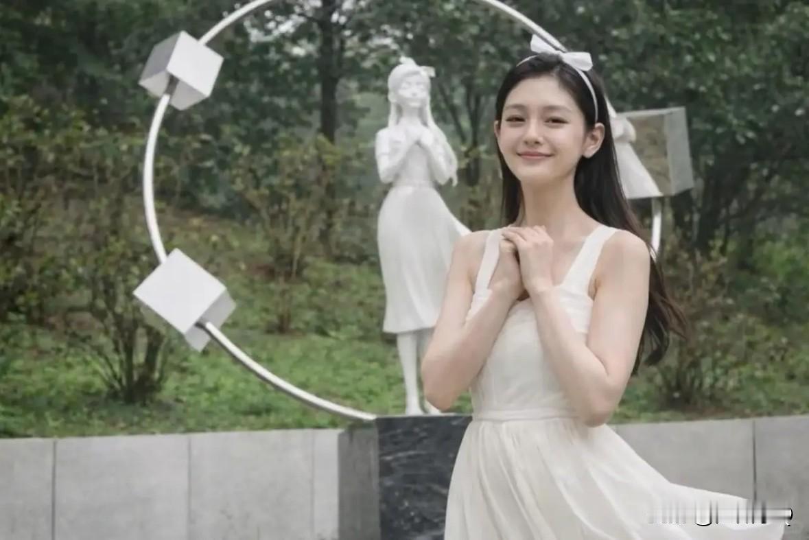 还是网友强大，复原了大S雕像的原貌，不然真没看出来雕像和大S本人有什么关系。