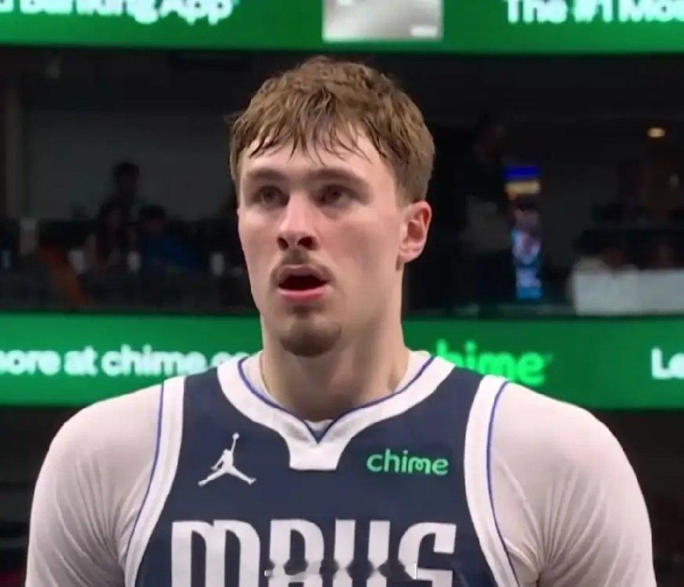 同样是打完职业生涯第一个赛季！！！差距一目了然！！！状元：弗拉格，打了70场常规