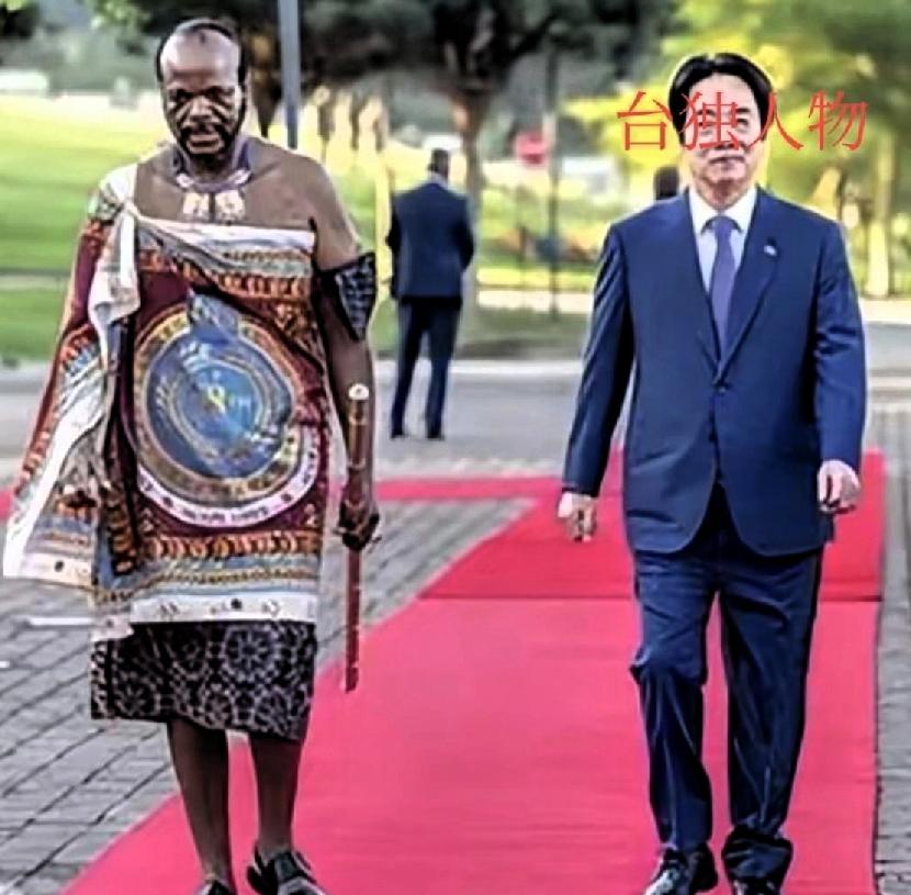 斯威士兰这个绝对君主制国家，荒唐透顶。国王姆斯瓦蒂三世披“床单”、穿凉鞋、拎打狗
