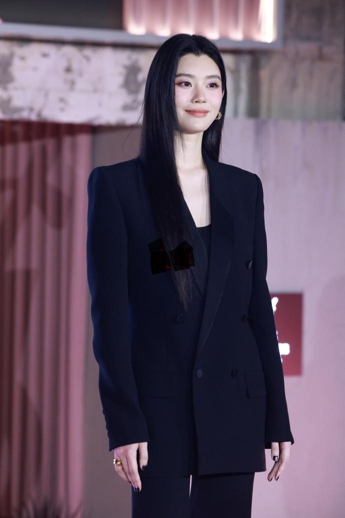 今天奚梦瑶在上海出席时尚活动，她这次搭配了一身黑色的衣服，看上去很有干练范儿。