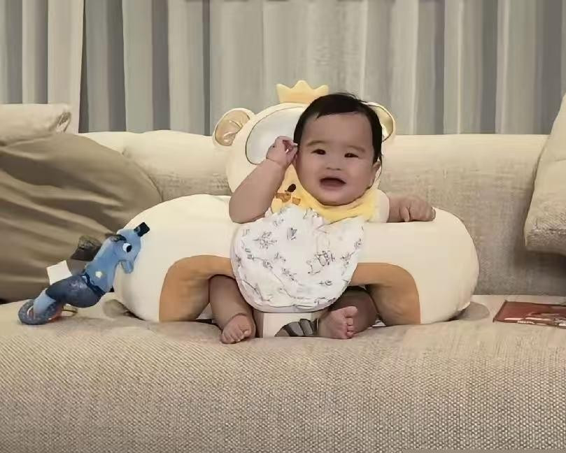 缺席了儿子大半辈子的汪则翰，年过七旬突然出现在汪小菲的生活里，居然连强势的张兰都没说一句重话。换做平