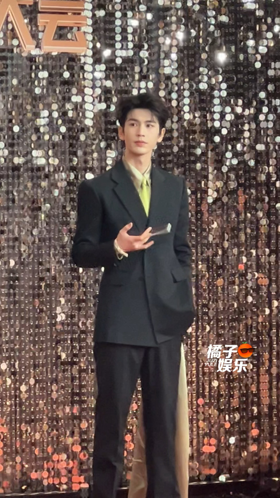 张凌赫漫不经心地转纸牌谁苏成啥了张凌赫漫不经心地转纸牌​​​