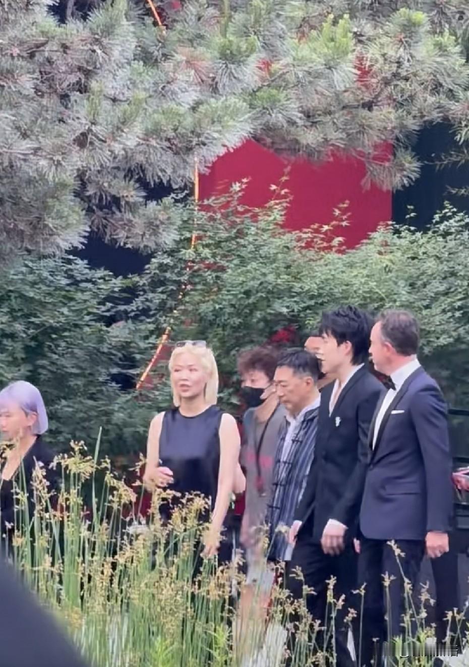 王晨策又穿上他的灰色短裤了，大家说这是他的工作服，天热的时候就穿出来了。王楚钦