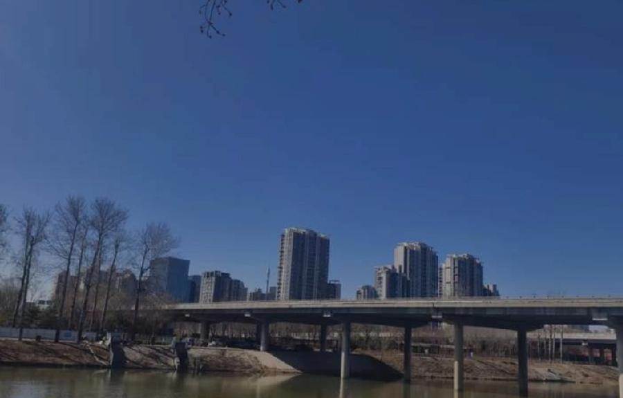 我75年的，今年51岁。​去年退休后，收入锐减，以前在职时手里有钱，买衣服眼都