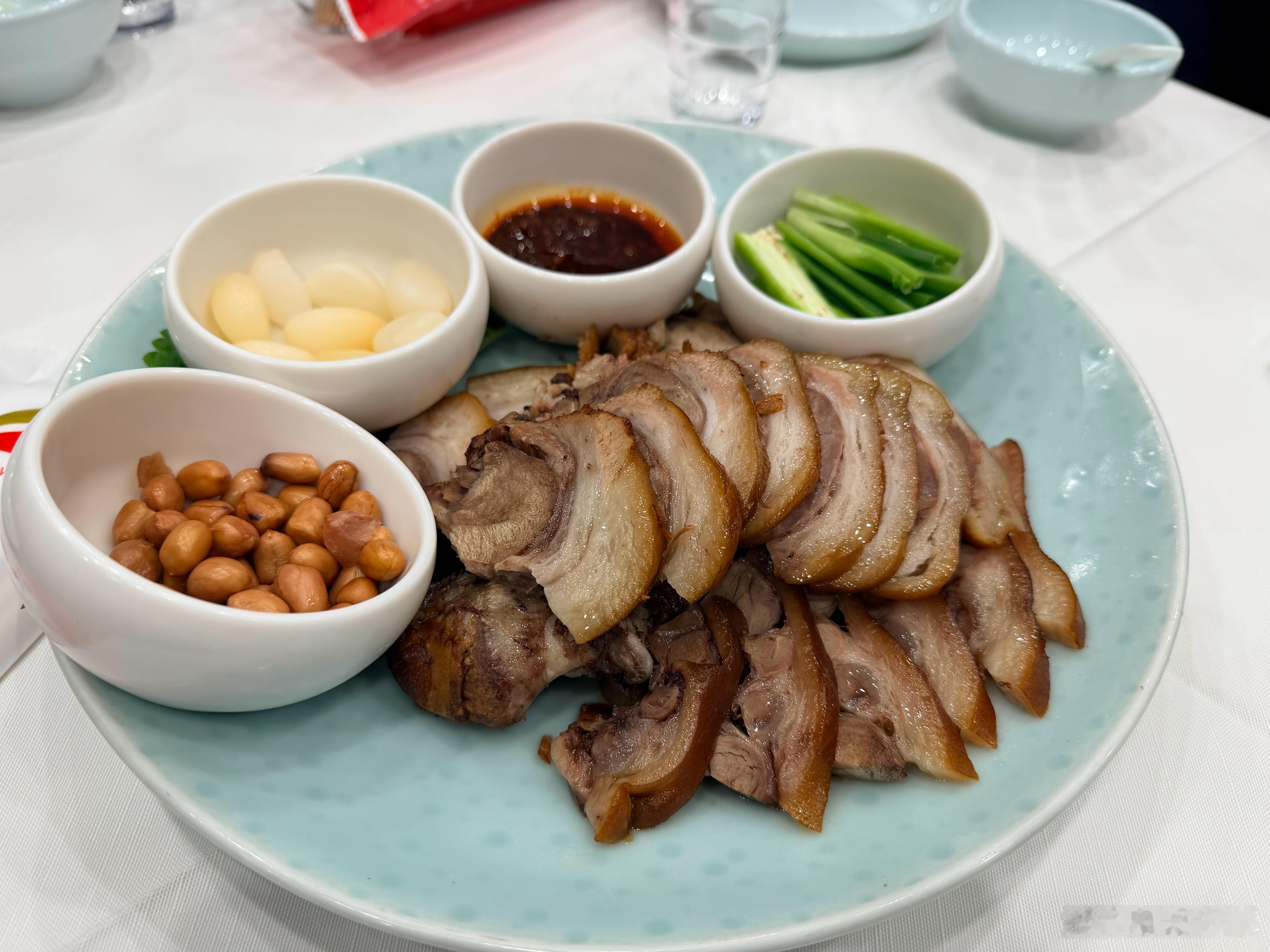 回东北，就好这一口锅包肉，鲅鱼饺子，酸菜饺子，杀猪菜，大肘子，雪绵豆沙