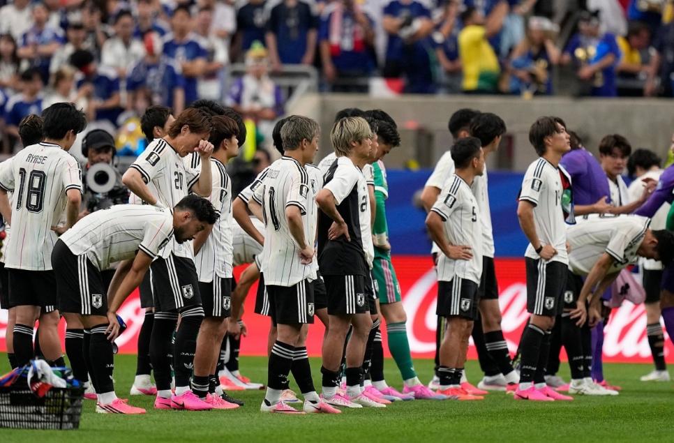 日本又倒在淘汰赛，由不得你不信，中国足球才是亚洲未来。5次打到淘汰赛5次全败，踢