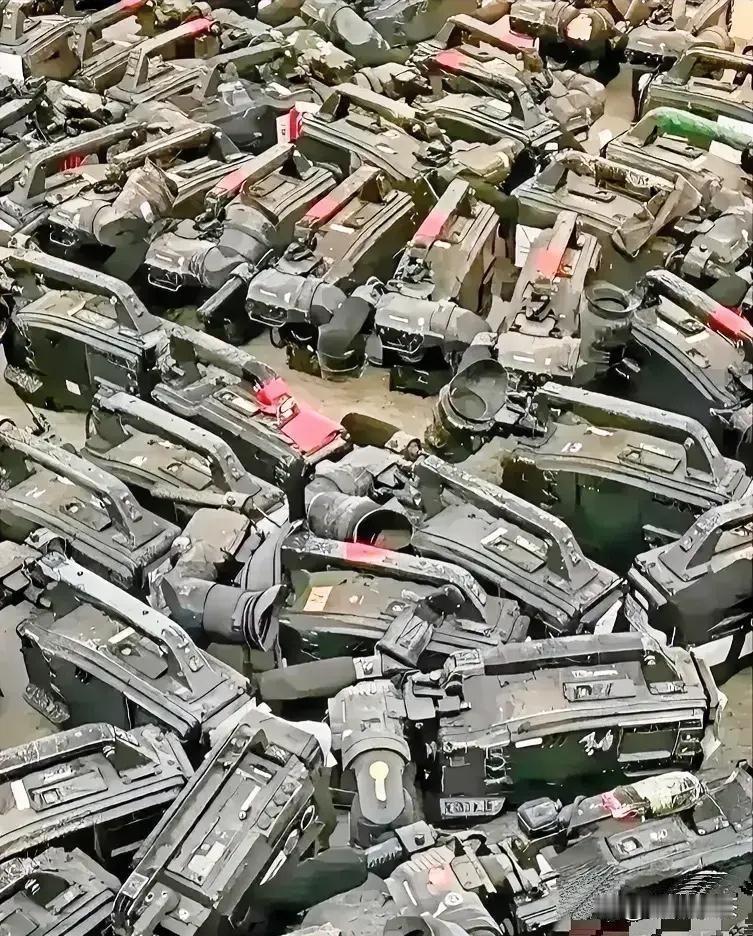 过去的玩具，现在变成废品了[哭哭]