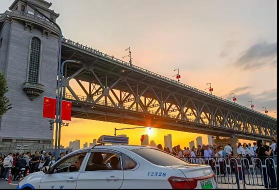 中国发展到了什么程度？说白了，中国现在的发展程度，就是把人类历史上最奢侈的“安稳