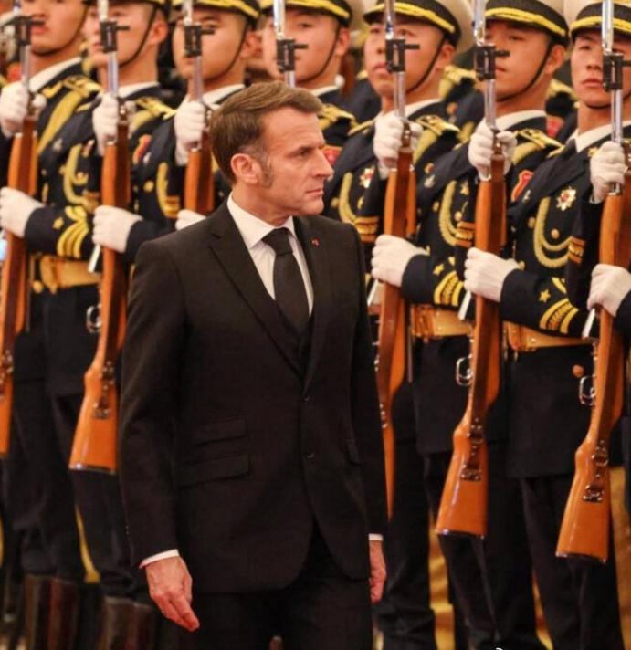 12月4日马克龙在人民大会堂检阅仪仗队，女兵仪仗队个个长得眉目清秀，个头与身材不