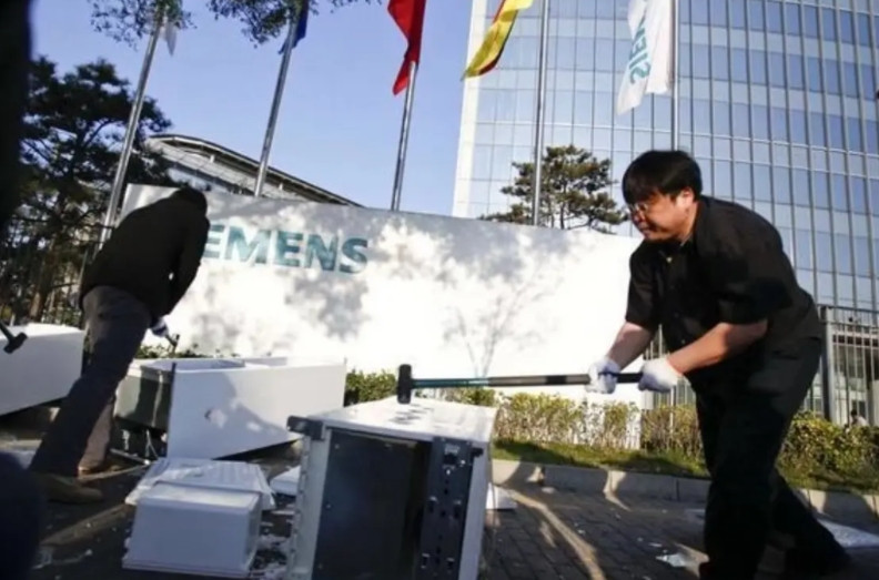 为什么罗永浩每次出场都自带争议性和话题。下面我罗列下老罗以往的热点事件。1.2
