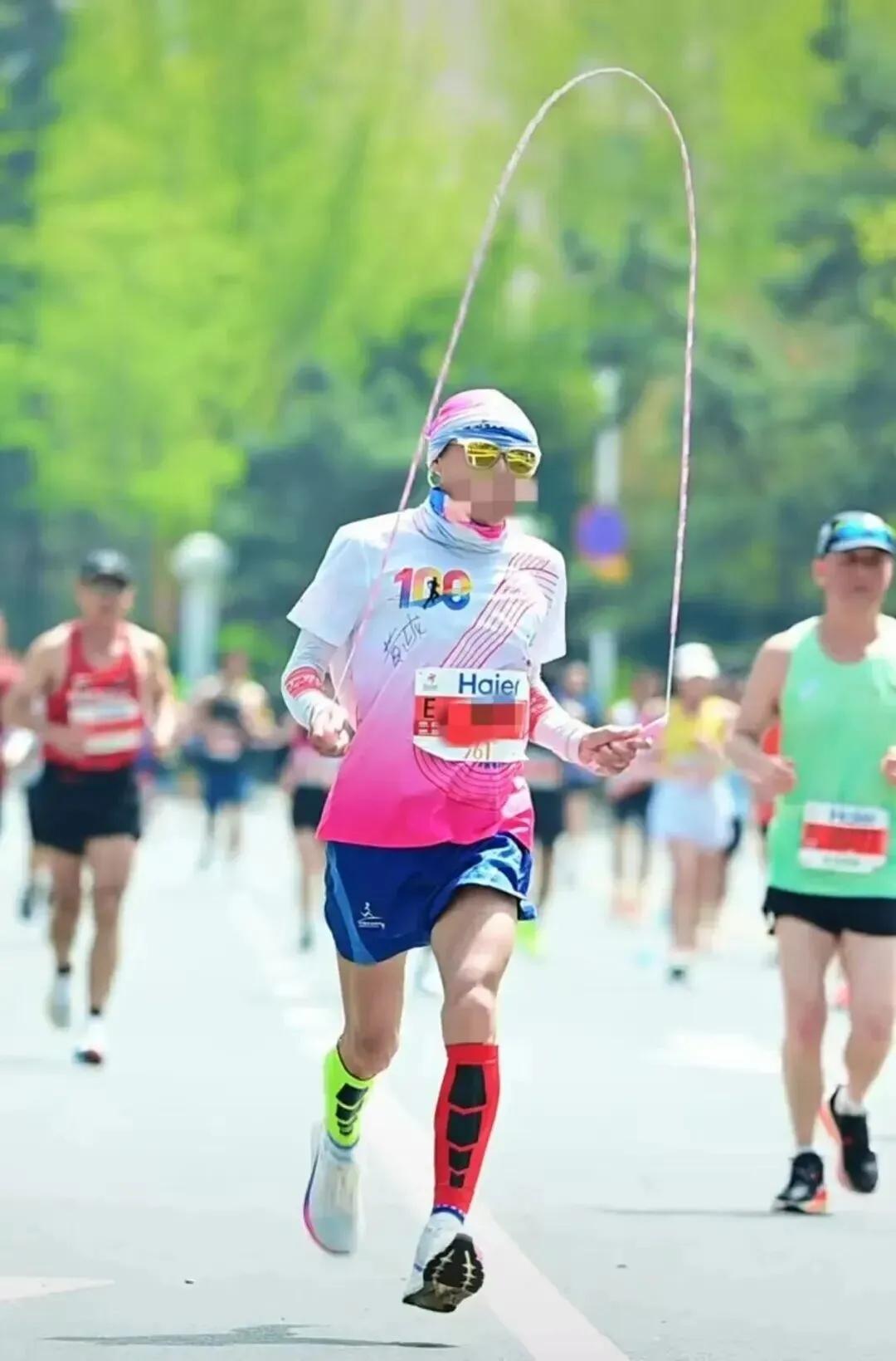 一位大叔全程边跑边跳绳，3小时50分完赛，却被组委会直接重罚！取消成绩+排