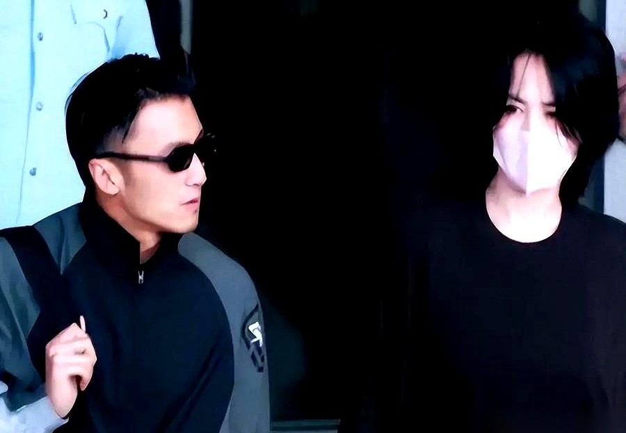 王菲靠男闺蜜肩膀惹出争议整整一个月，前夫李亚鹏在中新网《新声》栏目里说，爱一个人不需要对方也爱你。现
