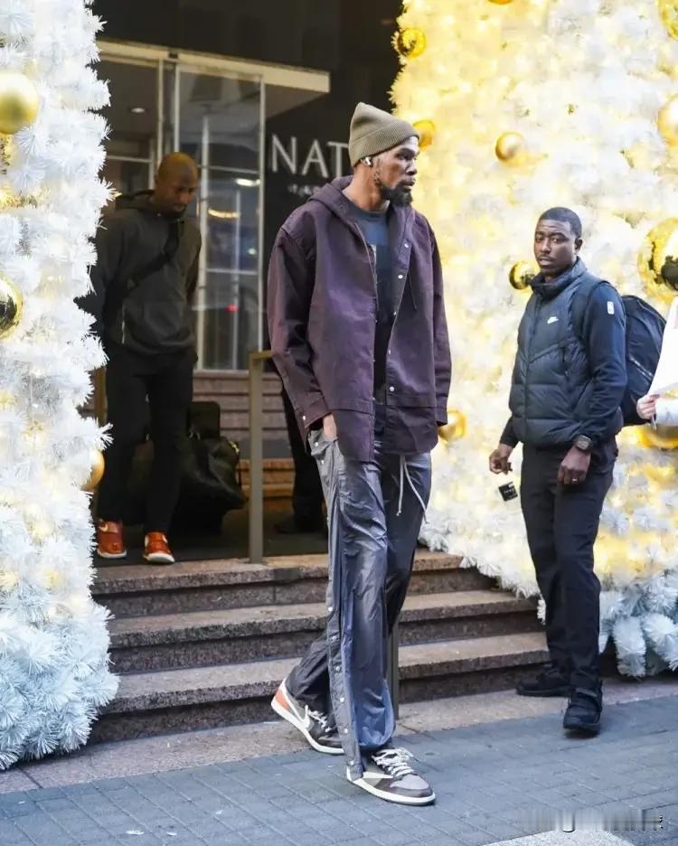 火箭当家球星杜兰特真是太不自量力了！最近杜兰特在参加的一个节目中聊到了自己的历史