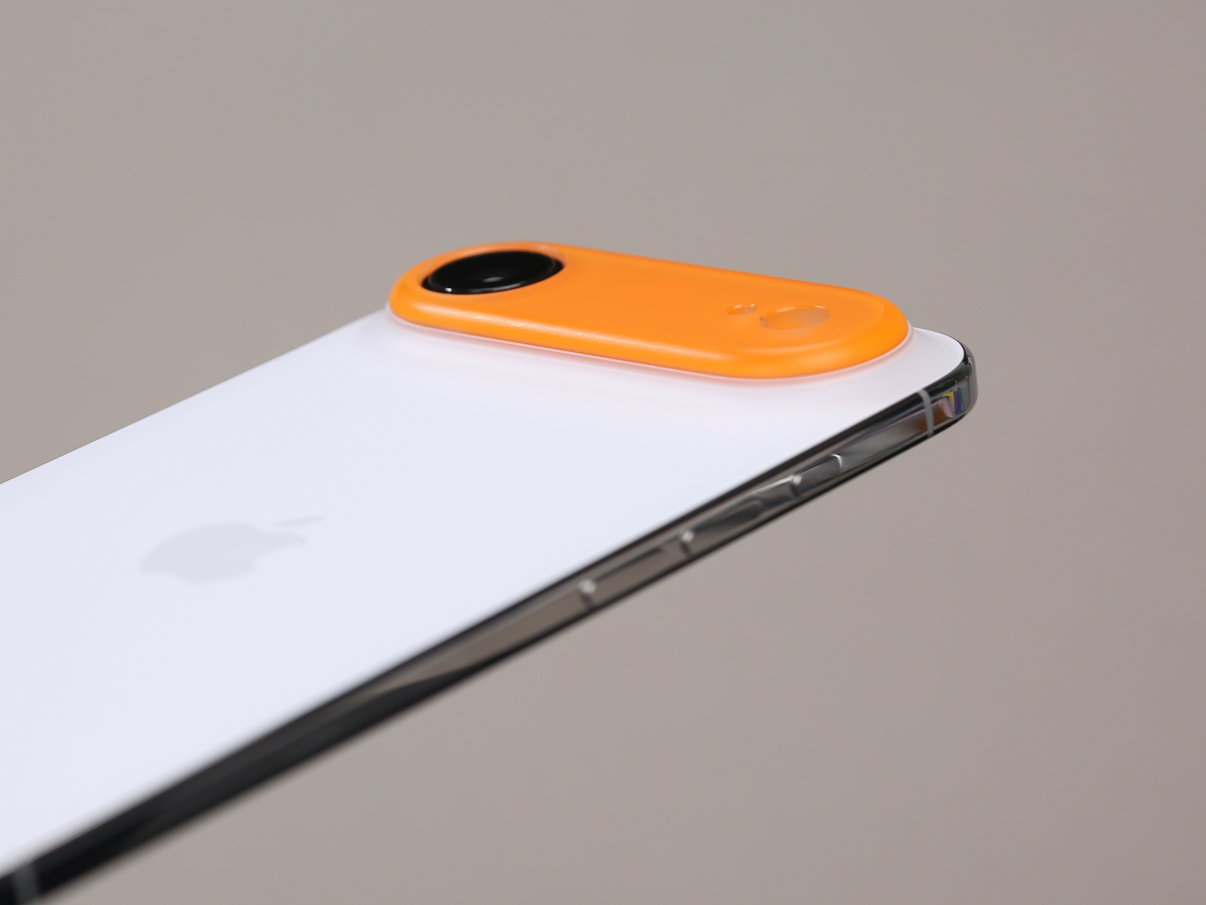 橙。我得做一个完美兼容我们平嵌镜盖的iPhoneAir超薄壳才行。我不想把它