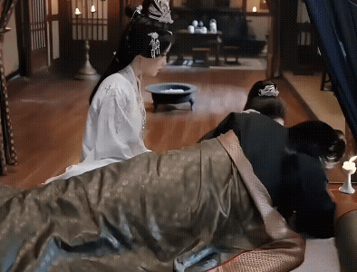 《凤凰台上》预告这次换凌苍苍守护萧焕了!寒毒复发的萧焕命悬一线，凌苍苍寸步不