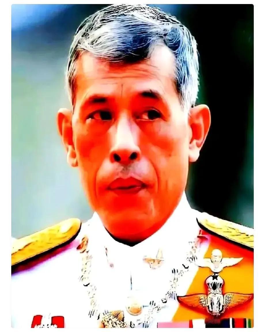 5400亿泰铢，说走就走。泰国前总理佩通坦因被法院“请”下台而引发网友的恐慌