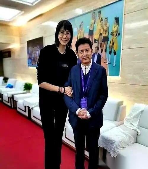 先说陈忠和，雅典奥运会带女排夺金的那个功勋主帅。1992年，一个电话打到他队里