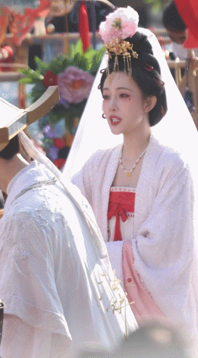 1月7日，3年了，陪孟子义逛街，跟在孟子义身后付钱买单的人，还是李昀锐！《尚公