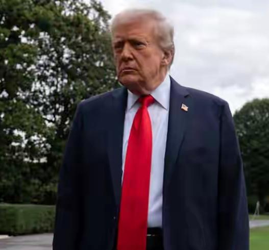 特朗普或要提前辞职回家了？美国现状太糟糕，导致特朗普的支持率暴跌至33%！这货，