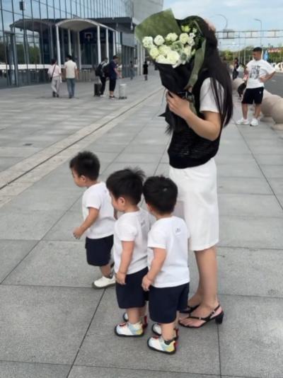 “真的太幸福了”！江苏，一军人退伍回家，而他的妻子早早的就带着三胞胎儿子在站外迎