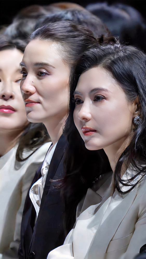 张柏芝宋佳同框看秀，颜值反差直接冲上热搜！张柏芝本来骨相顶级，现在过度医美填得脸发肿，年轻时的锋利感