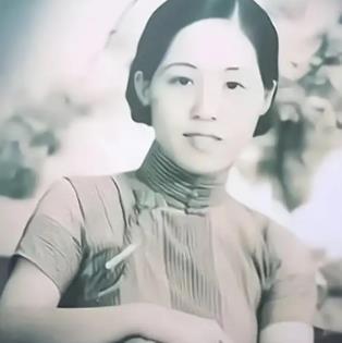 1930年上海滩的一个秋夜，杜月笙的大太太沈月英躺在血泊中，身边是双腿骨折的表哥