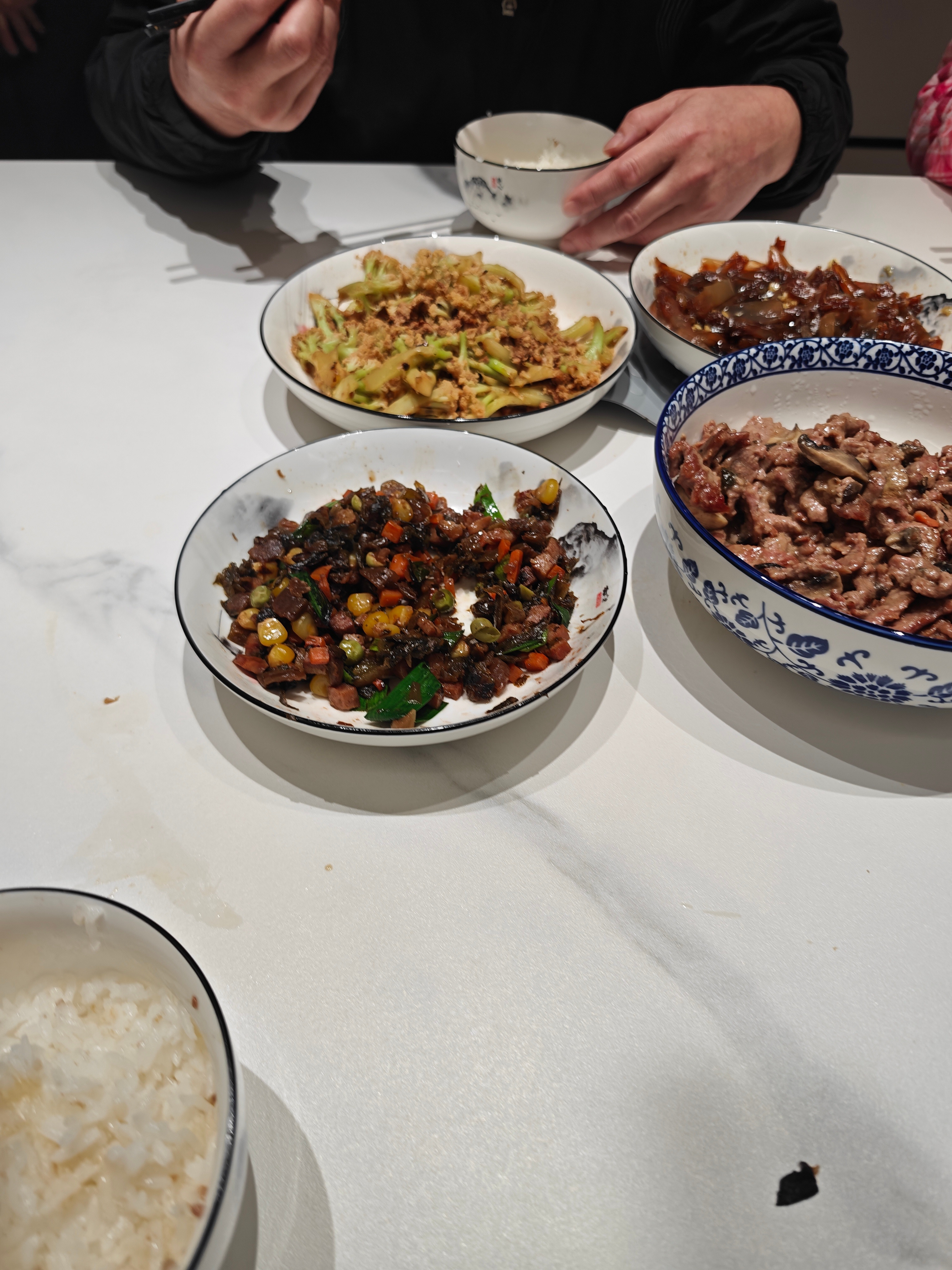 又是开裂的一天，我在那边两个锅炒菜，一个在炒一个在热油，我妈突然过来说我帮你吧，