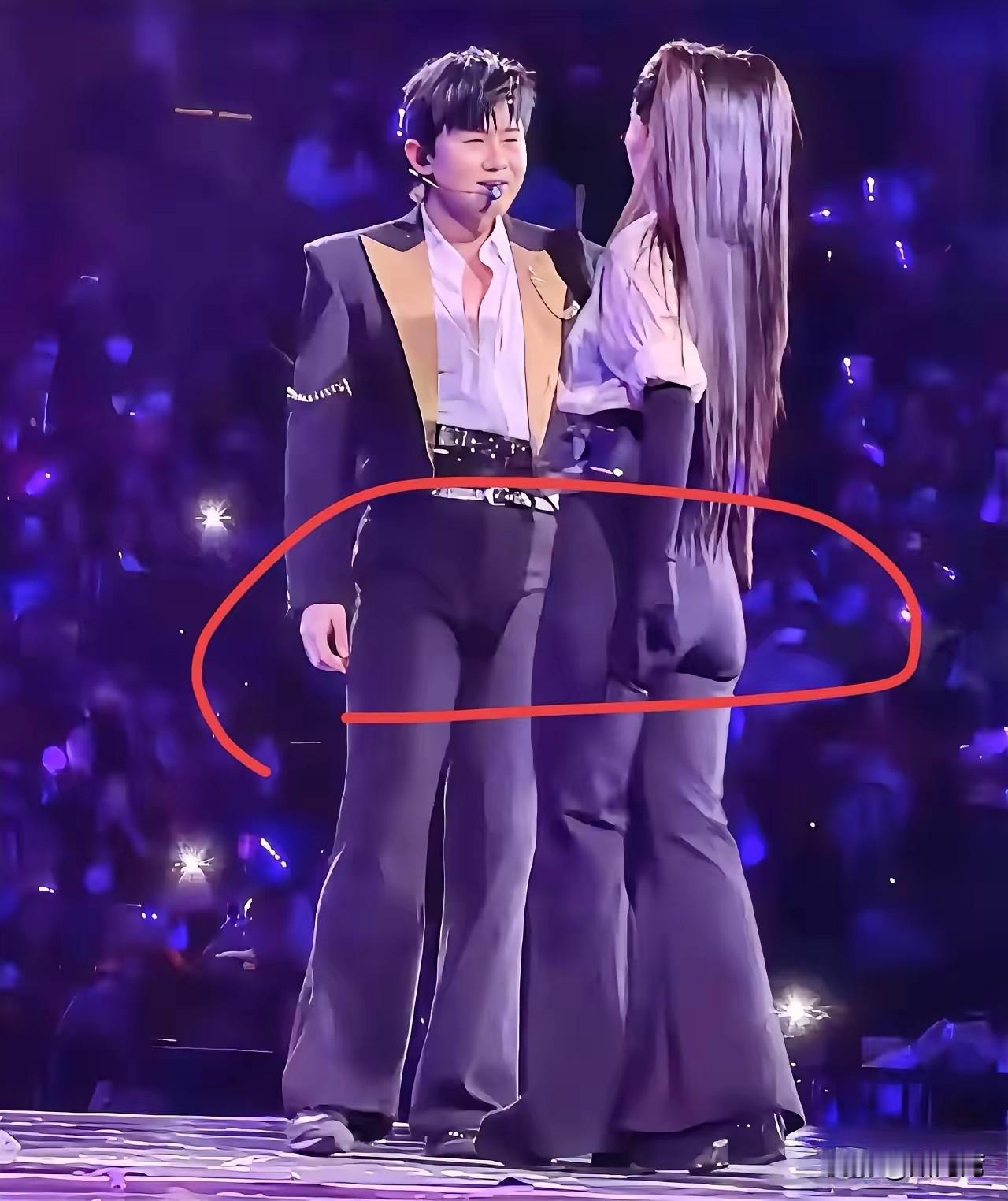 不好意思，我欣赏不了这夫妻俩一模一样的裤子！裤子：我很冤，不是我的问题。